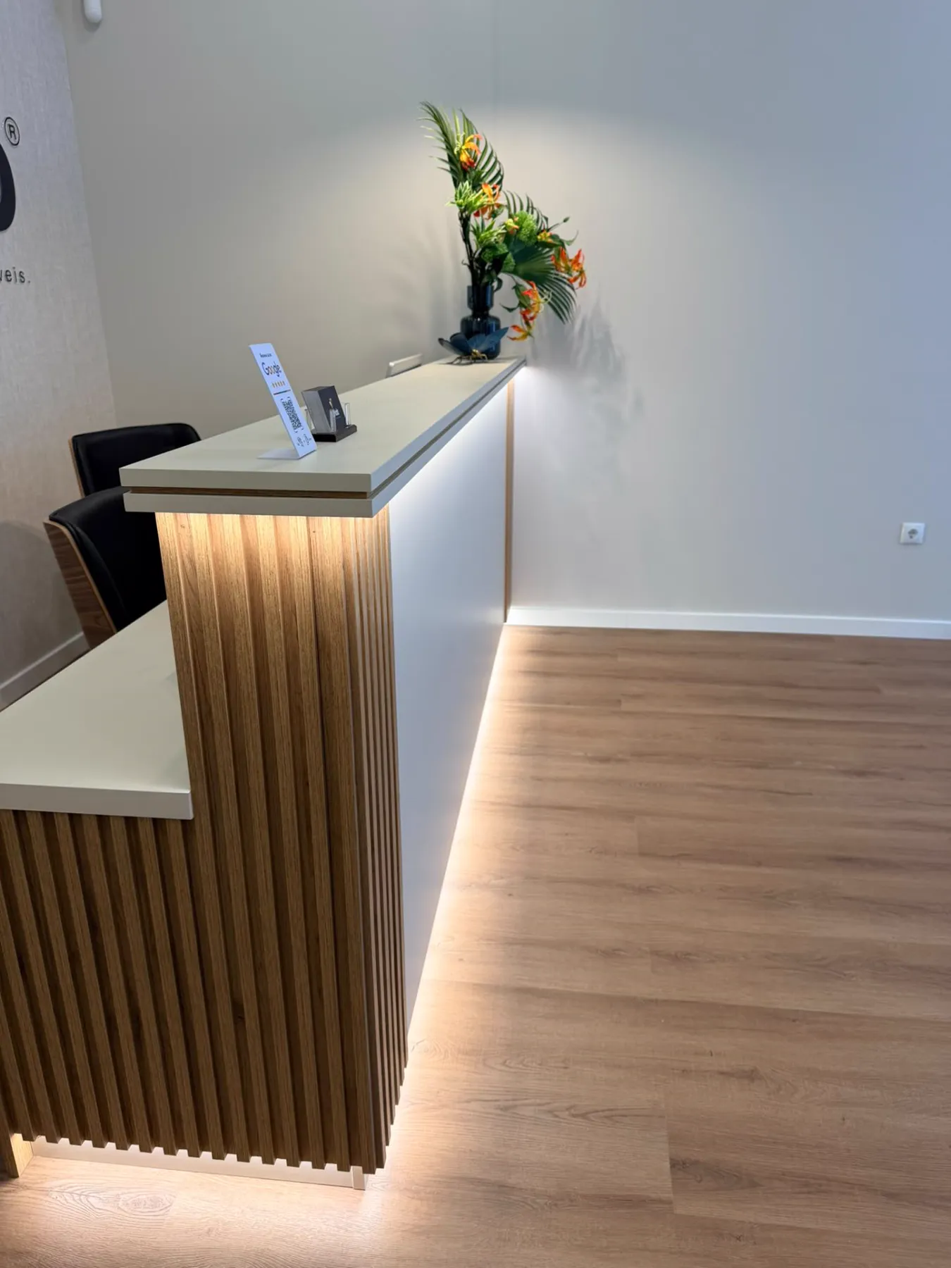 Comptoir d'accueil à tasseaux avec éclairage LED, réalisé par Mestria