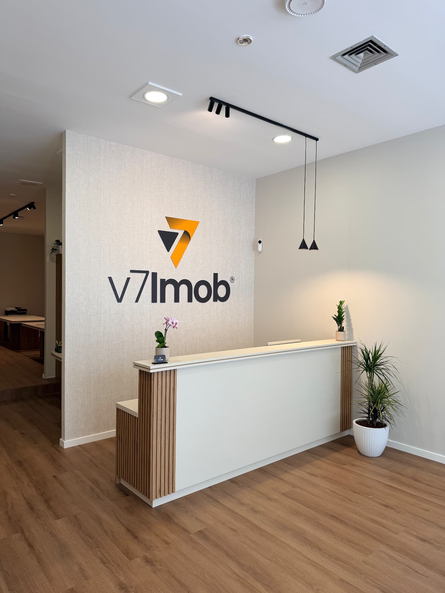 Balcão de recepção em madeira fabricado pela Mestria no espaço partilhado com a V7Imob, em Viseu
